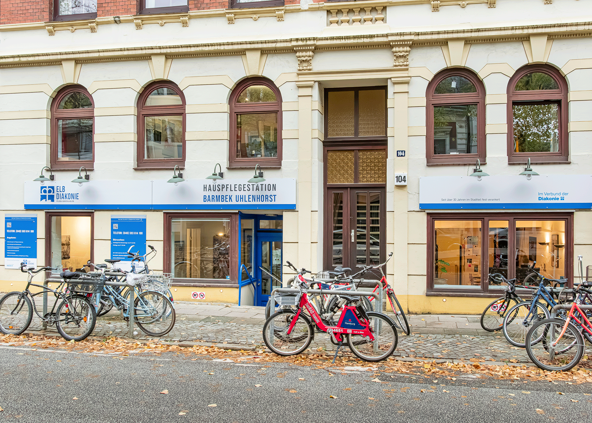 Ein Mann schaut aufmerksam seinen Gesprächpatner an