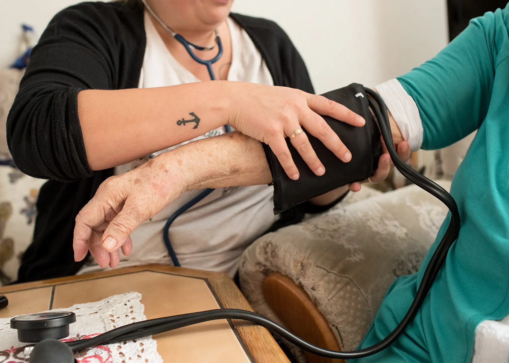 Pflegerin macht eine Blutdruckmessung