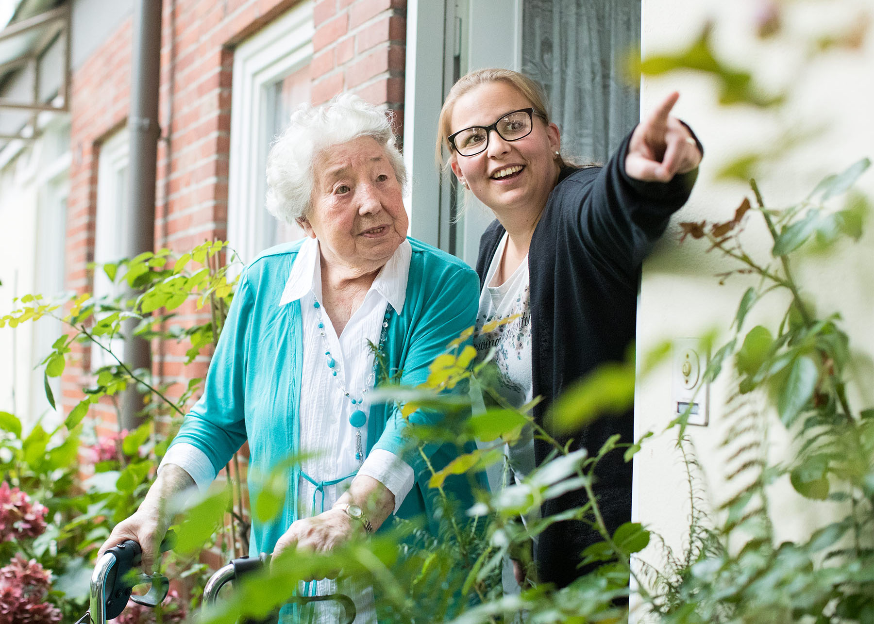 Frau hat Spaß mit ihrer Pflegerin