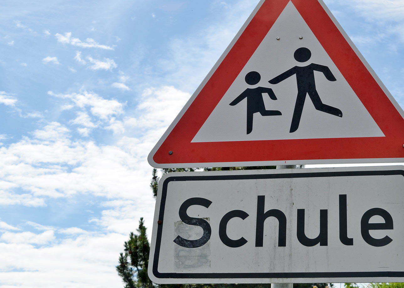 Ein Straßenverkehrsschild mit dem Hinweis auf Schulkinder